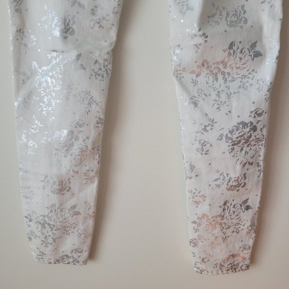 NWT Bluenotes Ankle Jeggings White with Silver Metallic Floral Pattern Size 25 - Picture 8 of 14